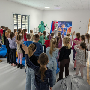 Uczniowie klas 1-3 na spektaklu "Kosmiczna przygoda"