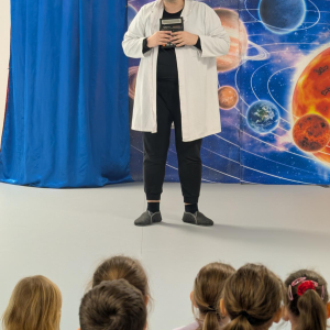Uczniowie klas 1-3 na spektaklu "Kosmiczna przygoda"