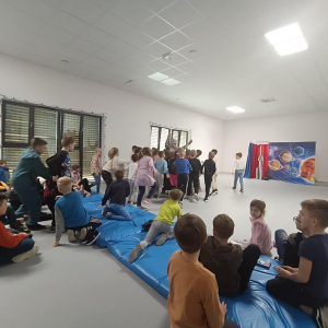 Uczniowie klas 1-3 na spektaklu "Kosmiczna przygoda"