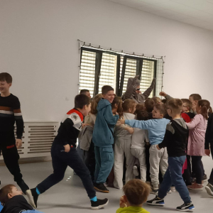 Uczniowie klas 1-3 na spektaklu "Kosmiczna przygoda"