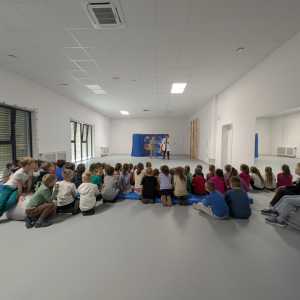 Uczniowie klas 1-3 na spektaklu "Kosmiczna przygoda"