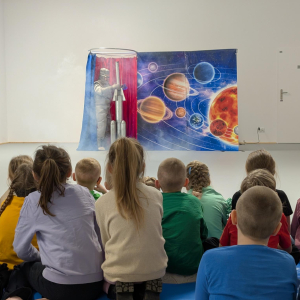 Uczniowie klas 1-3 na spektaklu "Kosmiczna przygoda"