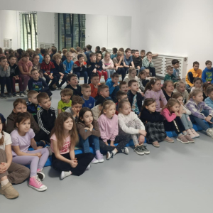 Uczniowie klas 1-3 na spektaklu "Kosmiczna przygoda"