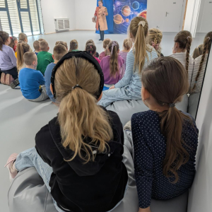 Uczniowie klas 1-3 na spektaklu "Kosmiczna przygoda"