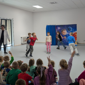 Uczniowie klas 1-3 na spektaklu "Kosmiczna przygoda"